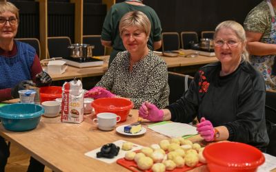 KULINARNE CZERAWTKI - SENIORZY PRZYGOTOWALI KNEDLE ZE ŚLIWKAMI