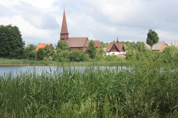Widok na kosciol od strony jeziora Lesno Dolnego cz2 600x400