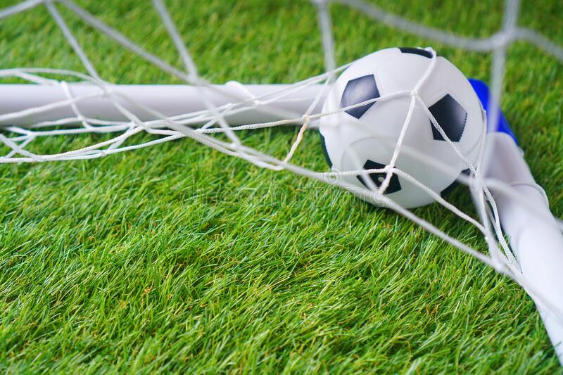 red-de-portería-fútbol-y-balón-en-el-césped-artificial-suave-gol-anotado-la-infantil-fondo-educación-deportiva-babys-con-un-213869303.jpg