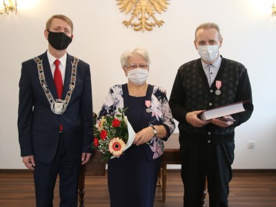 Państwo Elżbieta i Józef Szczepańscy z Burmistrzem Brus.