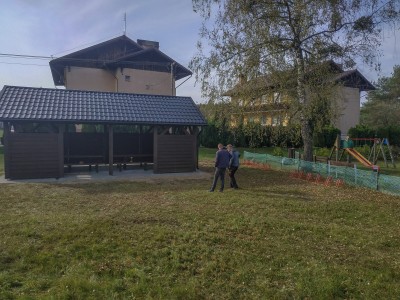 Wiata i plac zabaw w Asmusie.
