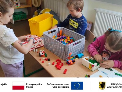 Dzieci bawiące się kloskami...