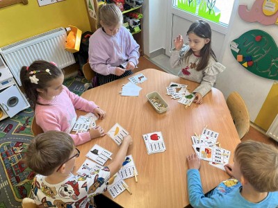 Dzieci grające w grę karcianą/słowną