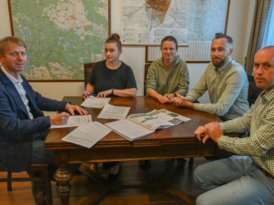Podpisanie umowy z firmą Pracowania Projektowa Zofia Zielińska z Wolności.