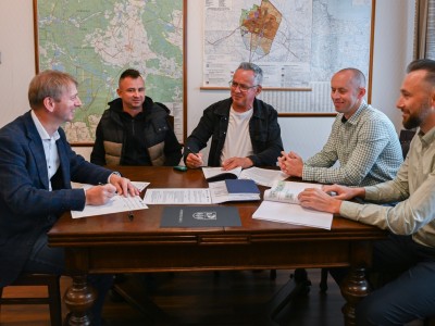 Podpisanie umowy z przedstawicielami firmy OG-ROL z Pawłówka.