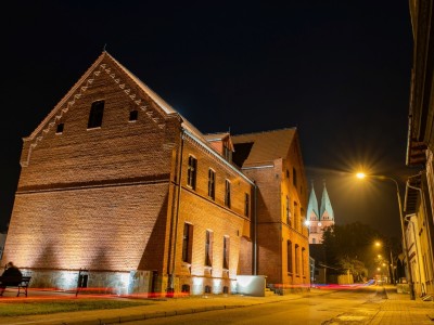 ZMODERNIZOWANA "STARA SZKOŁA" NOCĄ