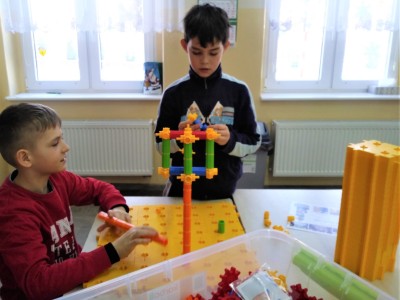 SZKOŁA PODSTAWOWA W MĘCIKALE KORZYSTA Z NOWYCH POMOCY DYDAKTYCZNYCH