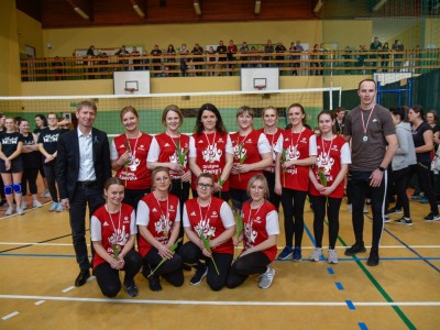 Dzień Kobiet na sportowo w Brusach. Turniej siatkarski o puchar Burmistrza Brus w ramach projektu "Familijne LOWE".