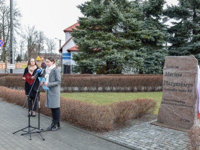 Wiersz W. Molik "Znicz katyński" recytowała uczennica Szkoły Podstawowej nr 2 w Brusach Martyna Ossowska.