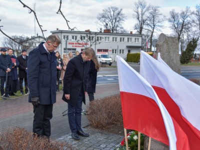 Kwiaty i znicz w hołdzie Ofiarom złożył Burmistrz Brus i Przewodniczący Rady Miejskiej w Brusach.