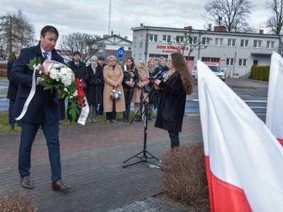 W imieniu Posła Aleksandra Mrówczyńskiego i Komitetu PiS w Brusach kwiaty złożył Radny Powiatu Chojnickiego Marek Rodzeń.