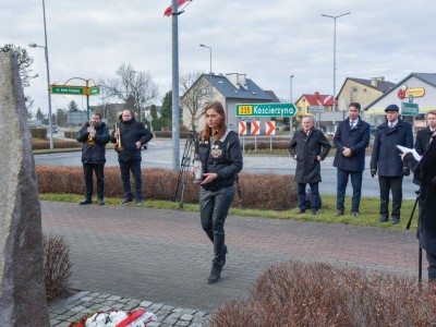 W imieniu Stowarzyszenia Międzynarodowy Motocyklowy Rajd Katyński znicz zapaliła Aldona Bruska.