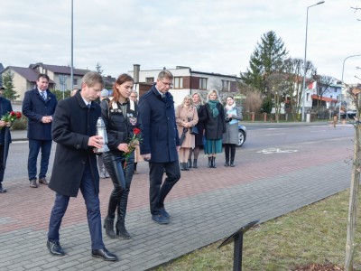 Róże i znicze przy Dębach Pamięci złożyli: Burmistrz Brus, Przewodniczący Rady Miejskiej i członkini Stow. Międzynarodowy Motocyklowy Rajd Katyński.