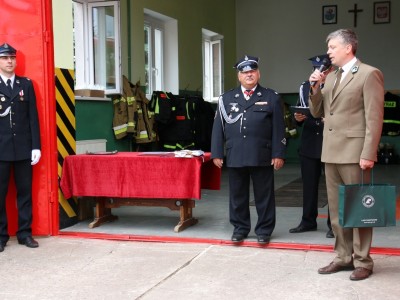 Michał Bembenek (Nadleśnictwo Przymuszewo) przypomniał o wspólnie zrealizowanej akcji sadzenia dębu przy OSP z okazji 100-lecia ZOSP RP.