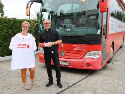 Każdy dawca krwi otrzymał pamiątkową koszulkę i słodki upominek.