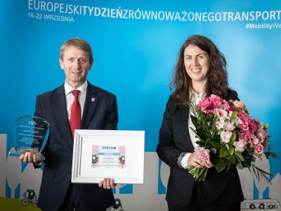 Burmistrz Witold Ossowski odebrał nagrodę wspólnie z dyrektor Wydziału Komunikacji Społecznej Angeliką Rzeczkowską.