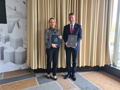 Od lewej: Brygida Ślabska, prezes Fundacji Most The Most i Witold Ossowski, burmistrz Brus.