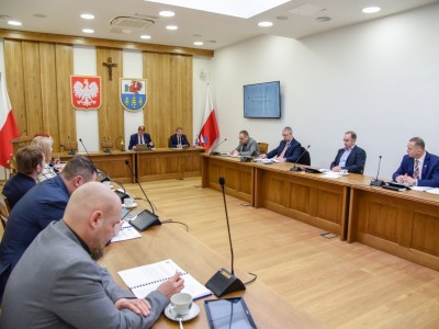 24.02 - Radni Rady Miejskiej w Brusach przez aklamację przyjęli oświadczenie potępiające atak Rosji na Ukrainę