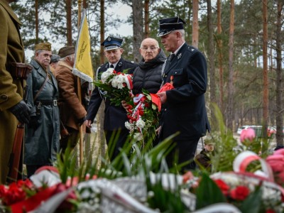 Sołtys Męcikała Stanisław Weltrowski i delegacja Ochotniczej Straży Pożarnej z Męcikała
