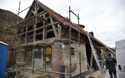 TRWA PRZEBUDOWA ZABYTKOWEGO BUDYNKU GOSPODARCZEGO