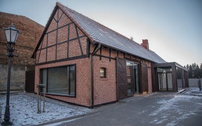 KONIEC REWITALIZACJI ZABYTKOWEGO BUDYNKU GOSPODARCZEGO W BRUSACH