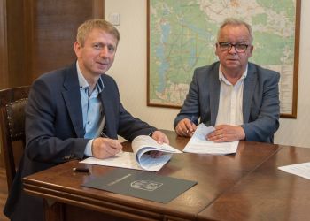 REMONT SZKOLNEJ STOŁÓWKI – BURMISTRZ BRUS PODPISAŁ UMOWĘ Z WYKONAWCĄ