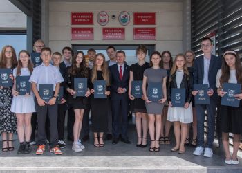 BURMISTRZ BRUS WRĘCZYŁ STYPENDIA ABSOLWENTOM KLAS ÓSMYCH