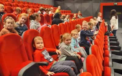 SP CZAPIEWICE: Wyjazd uczniów z Czapiewic do kina w Chojnicach.